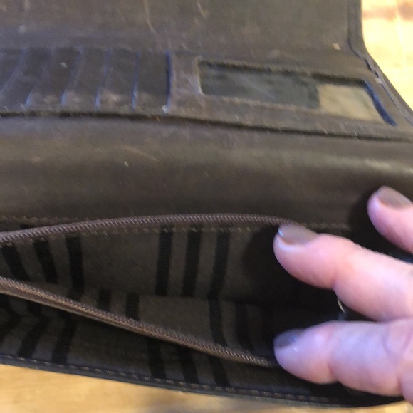 For sale …. Wallet by Frye …… holds a lot very stylish - Picture 4 of 5